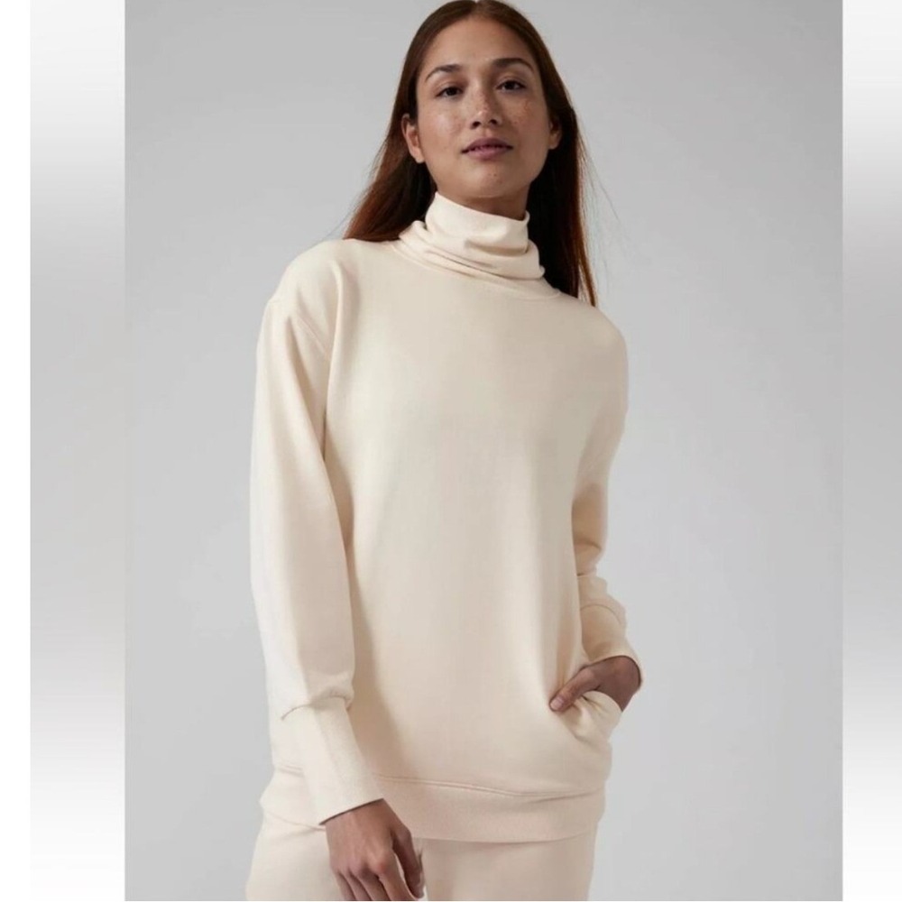 Athleta Sweatshirt Balance Cinch Turtleneck S Cream Pleated Back Pocket